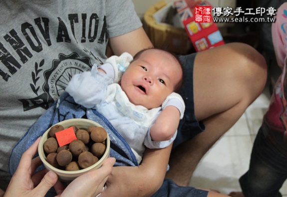 李寶寶(台北文山區到府嬰兒寶寶滿月剃頭理髮、免費到府嬰兒剃胎毛儀式吉祥話)。到府剃頭剃胎毛主持、專業拍照、DVD光碟、證書。★購買「臍帶章、肚臍章、胎毛筆刷印章」贈送：剃頭、收涎、抓周，三選一。2015.10.24 照片10